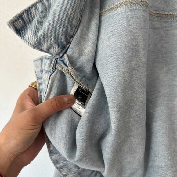 DAZY Cropped Denim Jacket with Light Wash - Size L - Picture 4 of 10